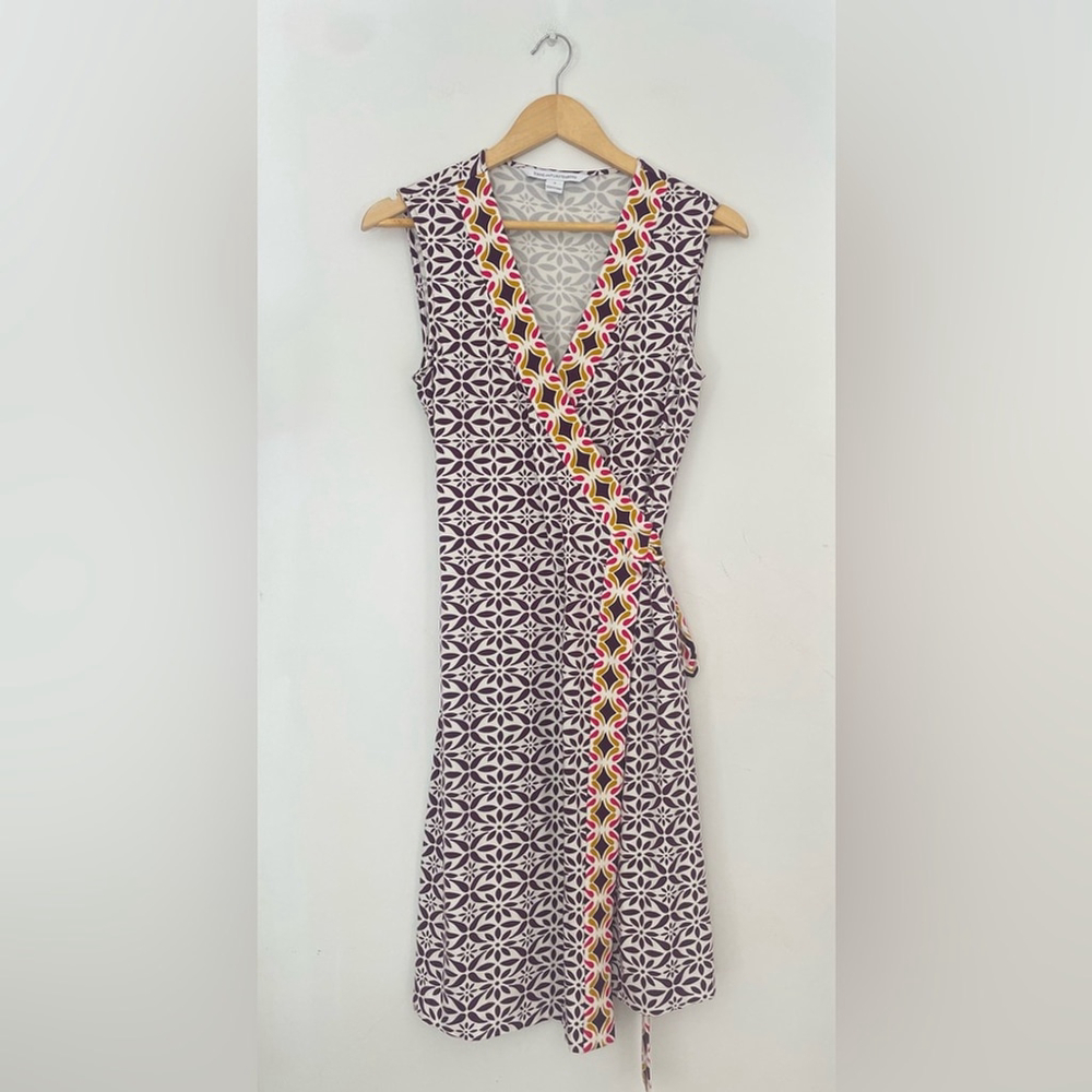 DIANE VON FURSTENBERG dvf Wrap Geometric
Print V-Neck Patterned Sleeveless Dress - Picture 6 of 6